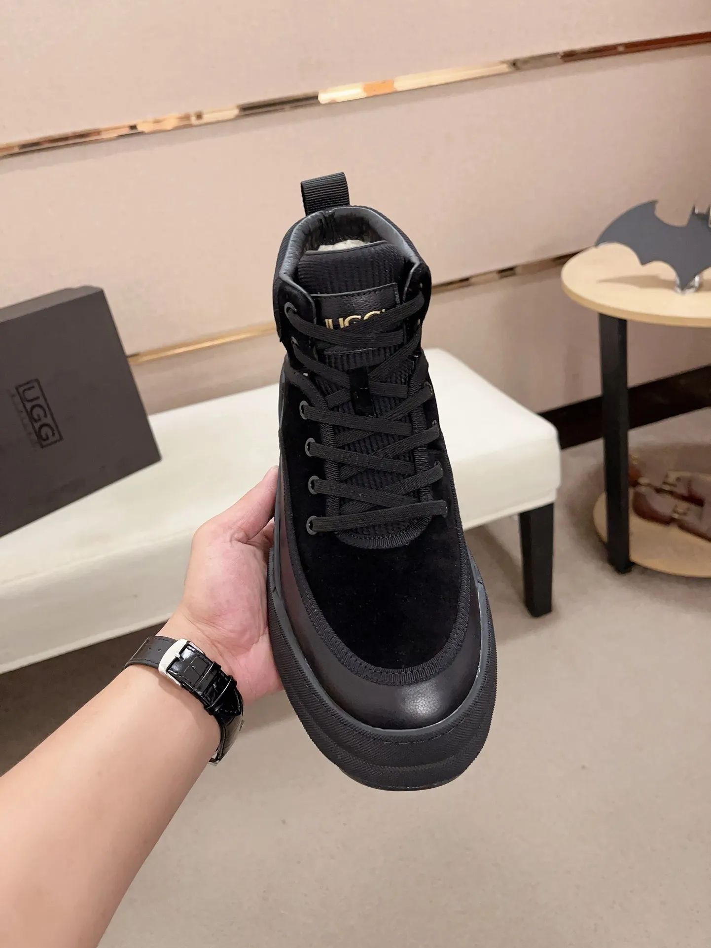 Factory Price: 380 Men's Men's Shoes💰North American Men's Shoes Ugg ☃️In the special sale of new high-quality men's shoes and snow boots in autumn and winter, the nemesis of extreme cold weather! Made of cowhide leather, merino wool lining, and original outsole, whether driving, outdoor or daily wear, there is always one that suits you! Code number 39-44